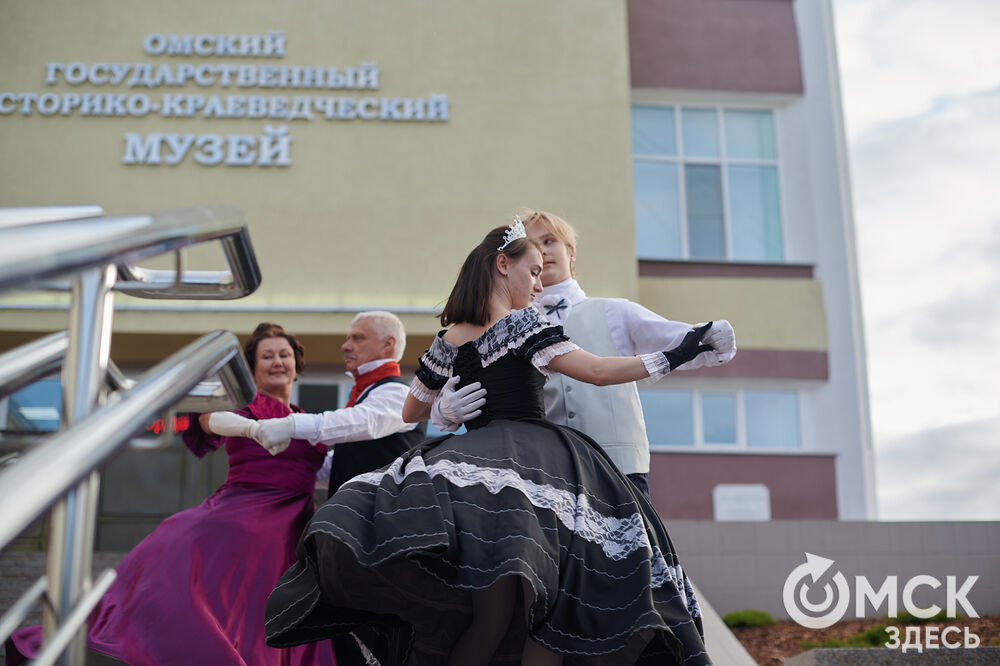 Открытие арт-объекта "Скамья Гасфорда" возле ОГИК музея