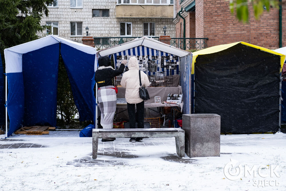 В Омске на "Покровскую ярмарку" собрались ремесленники из нескольких регионов России. Гости праздника могут насладиться традиционной кухней, рассмотреть результат народного промысла и запастись валенками. Фото: Елизавета Медведева