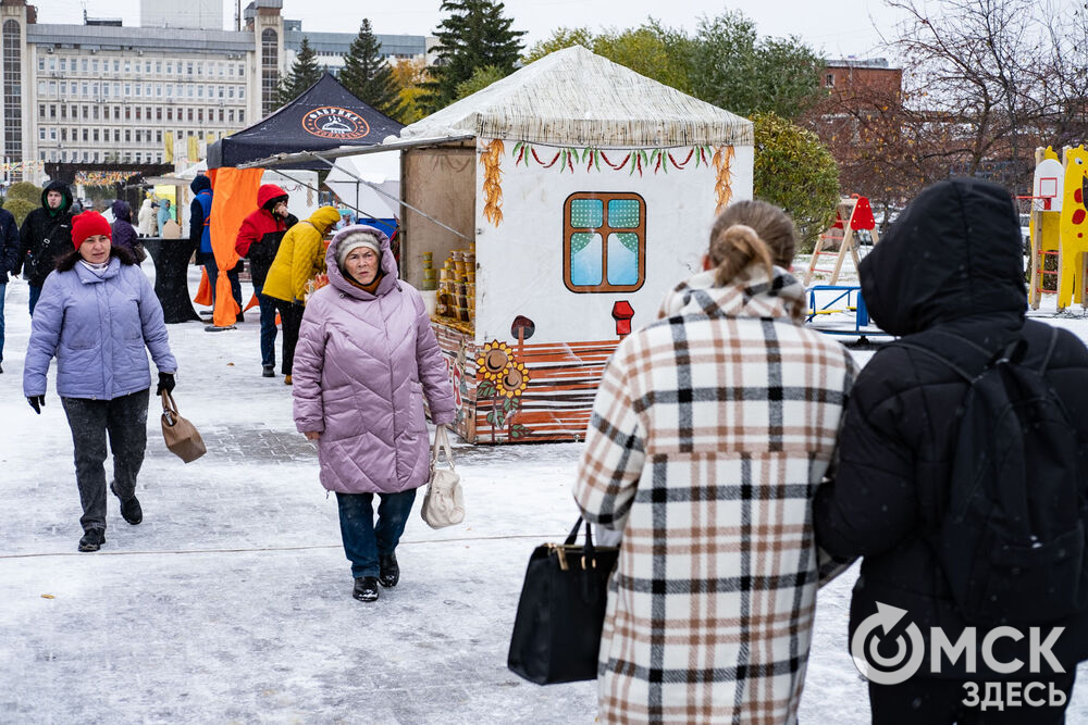 В Омске на "Покровскую ярмарку" собрались ремесленники из нескольких регионов России. Гости праздника могут насладиться традиционной кухней, рассмотреть результат народного промысла и запастись валенками. Фото: Елизавета Медведева