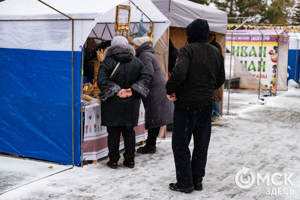 В Омске на "Покровскую ярмарку" собрались ремесленники из нескольких регионов России. Гости праздника могут насладиться традиционной кухней, рассмотреть результат народного промысла и запастись валенками. Фото: Елизавета Медведева