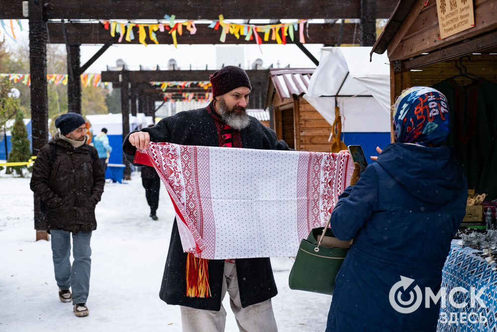 В Омске на "Покровскую ярмарку" собрались ремесленники из нескольких регионов России. Гости праздника могут насладиться традиционной кухней, рассмотреть результат народного промысла и запастись валенками. Фото: Елизавета Медведева