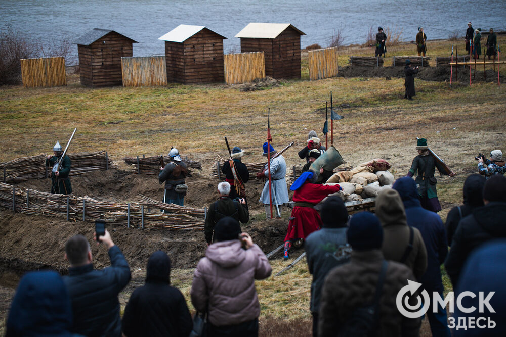 На территории Омской крепости уже четвёртый год подряд проходит масштабный военно-исторический фестиваль "Подвиг 1612", посвящённый подвигу, совершенному русским народом в 1612 году при освобождении Москвы от польской интервенции. Фото: Елизавета Медведева