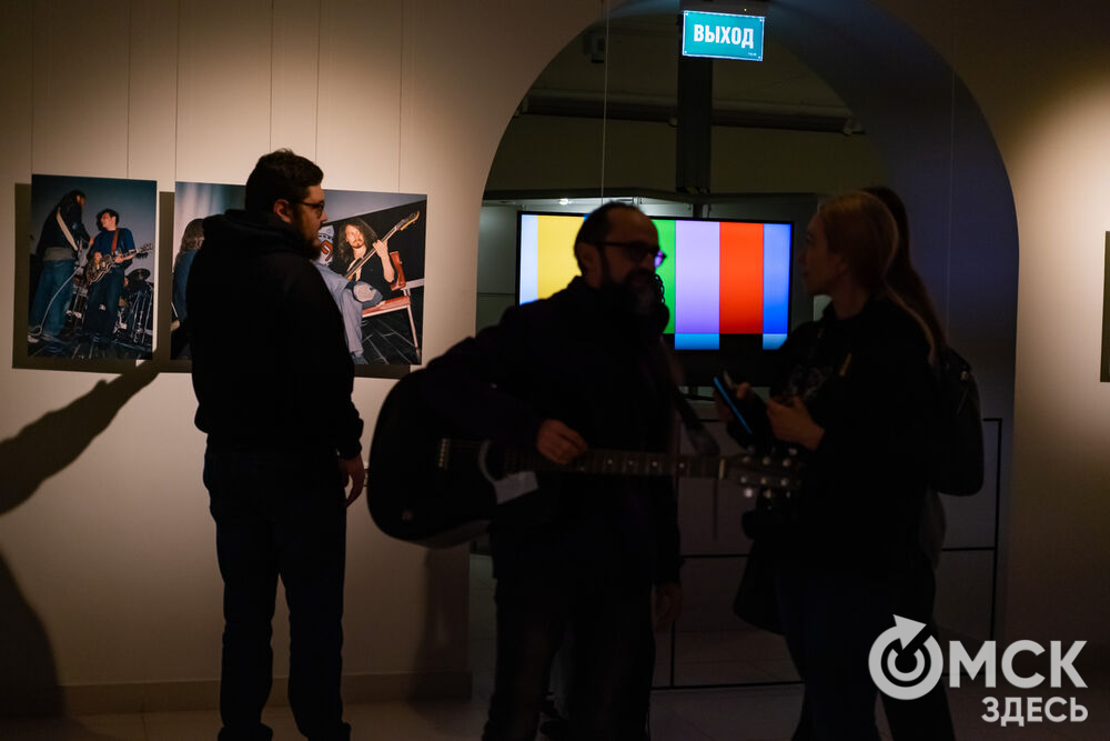 В Омске открылись две выставки, посвящённые юбилею известного панка. Фото: Елизавета Медведева