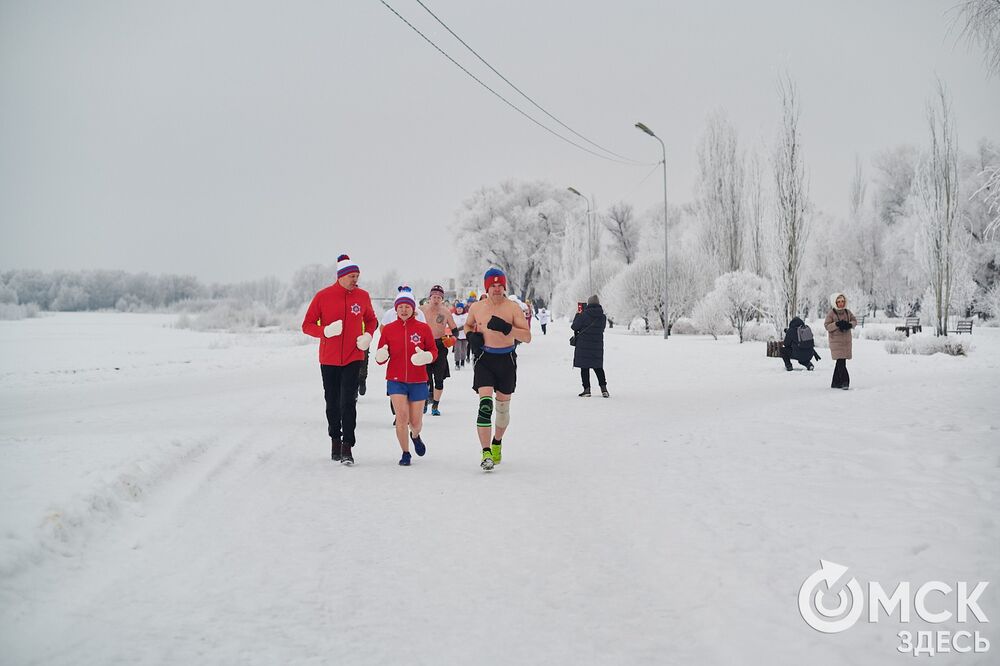 Погода в Омске порой рисует фантазийные пейзажи. На фоне зимней красоты моржи открыли новый сезон. Подробности здесь . Фото: Илья Петров, Елизавета Медведева