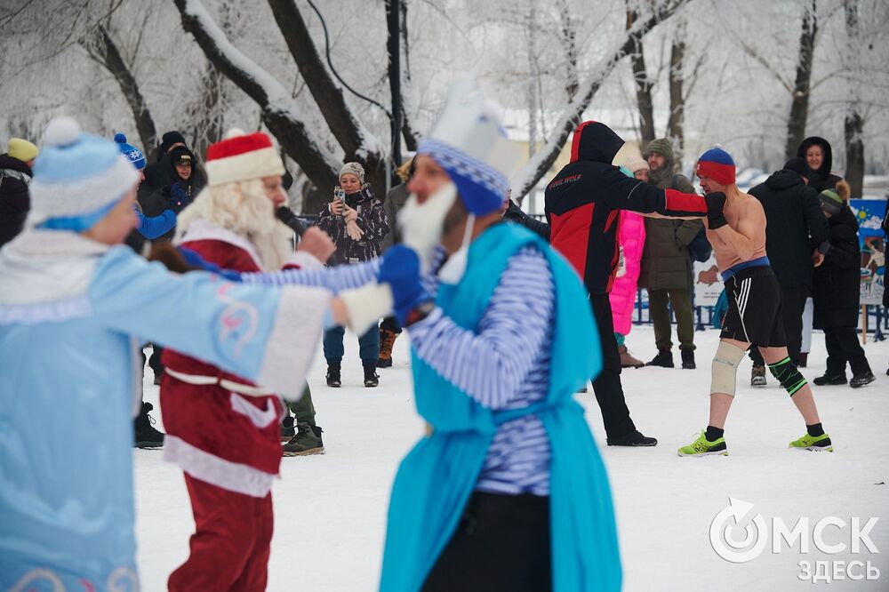 Погода в Омске порой рисует фантазийные пейзажи. На фоне зимней красоты моржи открыли новый сезон. Подробности здесь . Фото: Илья Петров, Елизавета Медведева