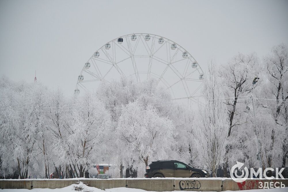 Погода в Омске порой рисует фантазийные пейзажи. На фоне зимней красоты моржи открыли новый сезон. Подробности здесь . Фото: Илья Петров, Елизавета Медведева