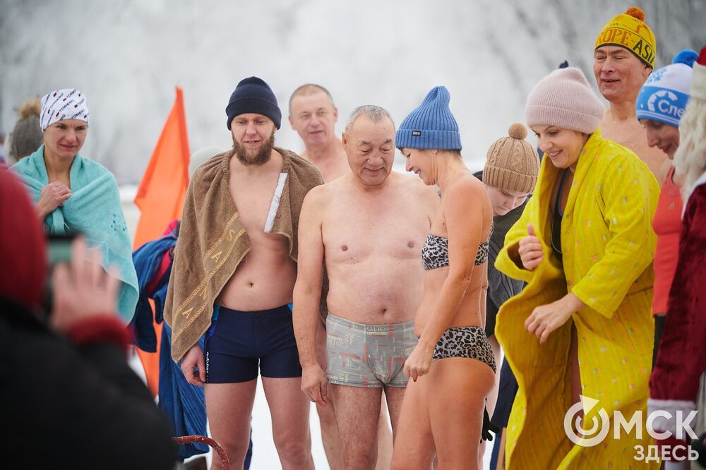 Погода в Омске порой рисует фантазийные пейзажи. На фоне зимней красоты моржи открыли новый сезон. Подробности здесь . Фото: Илья Петров, Елизавета Медведева