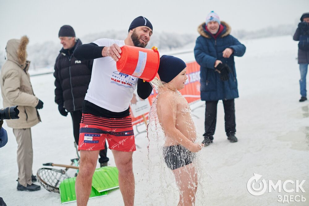 Погода в Омске порой рисует фантазийные пейзажи. На фоне зимней красоты моржи открыли новый сезон. Подробности здесь . Фото: Илья Петров, Елизавета Медведева