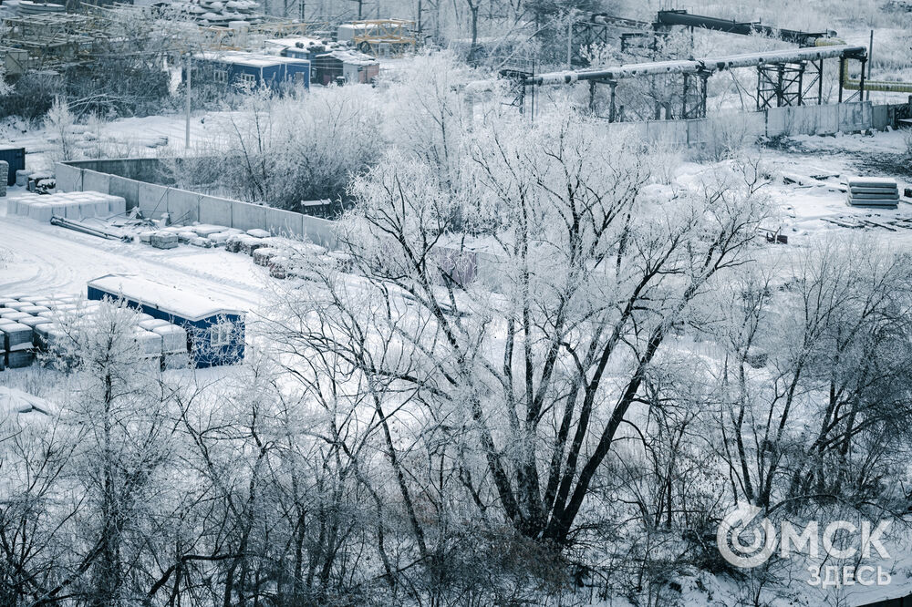 Погода в Омске порой рисует фантазийные пейзажи. На фоне зимней красоты моржи открыли новый сезон. Подробности здесь . Фото: Илья Петров, Елизавета Медведева