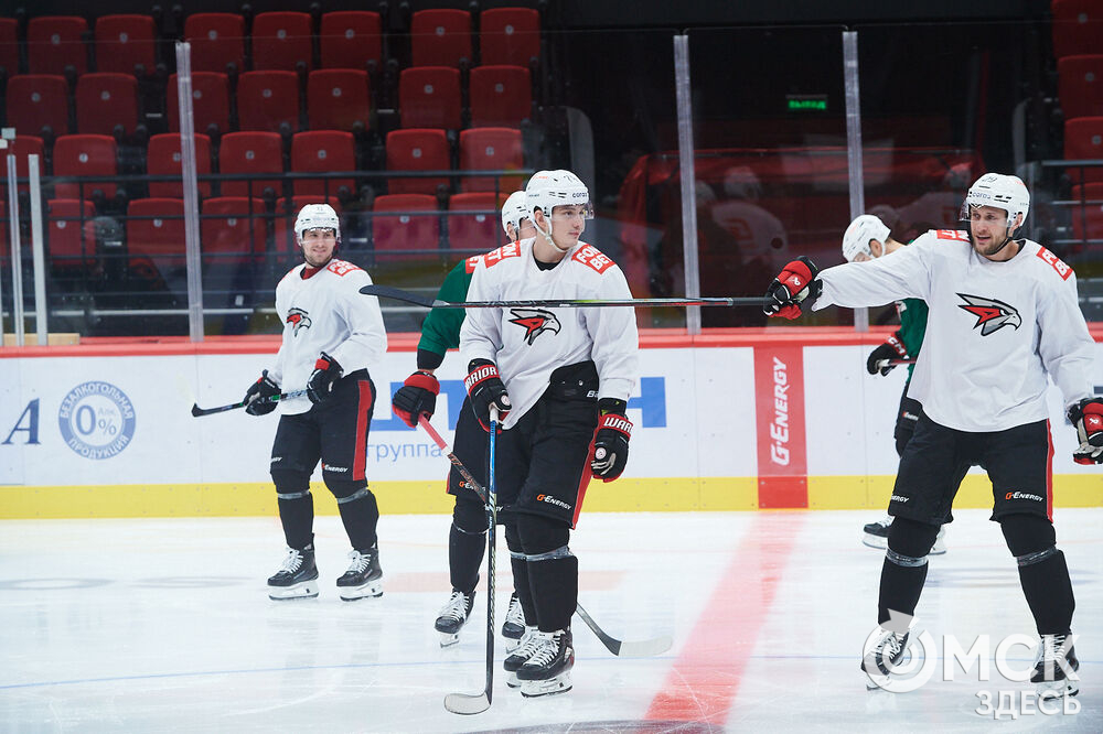 Новый главный тренер ХК "Авангард" Ги Буше прибыл в Омск и провёл первую тренировку с командой. Фото: Илья Петров