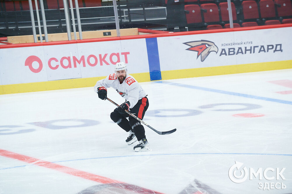 Новый главный тренер ХК "Авангард" Ги Буше прибыл в Омск и провёл первую тренировку с командой. Фото: Илья Петров