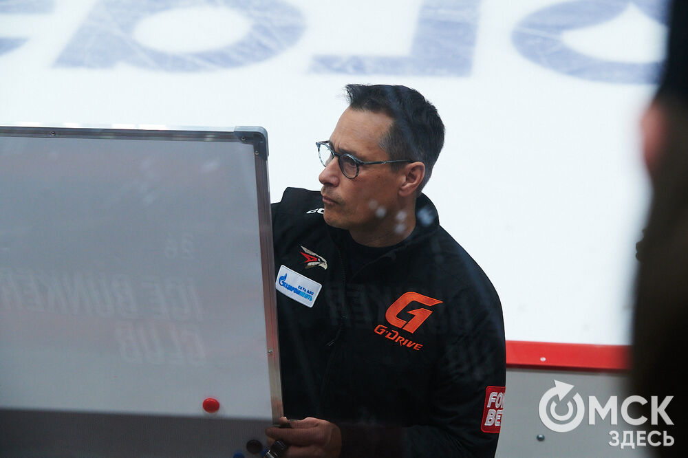 Новый главный тренер ХК "Авангард" Ги Буше прибыл в Омск и провёл первую тренировку с командой. Фото: Илья Петров