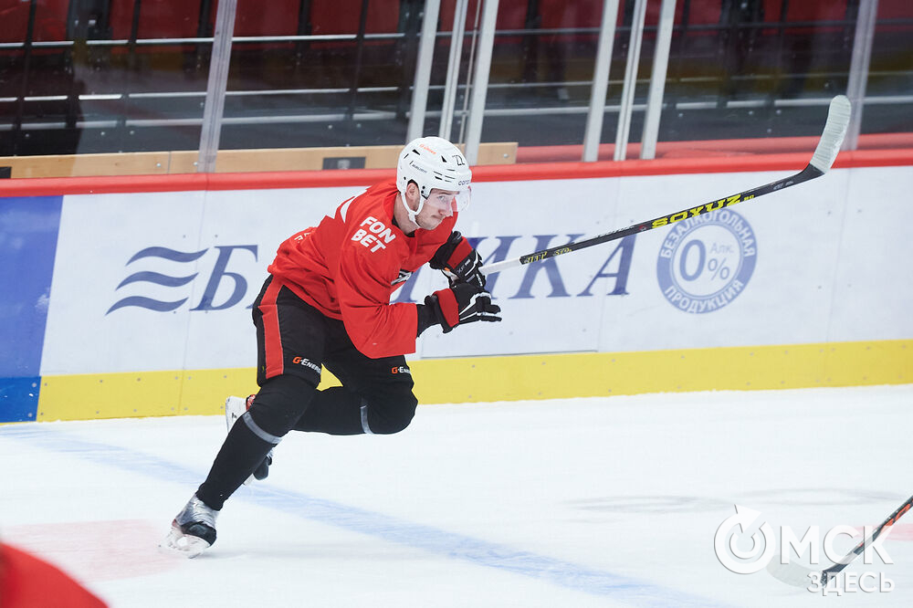 Новый главный тренер ХК "Авангард" Ги Буше прибыл в Омск и провёл первую тренировку с командой. Фото: Илья Петров