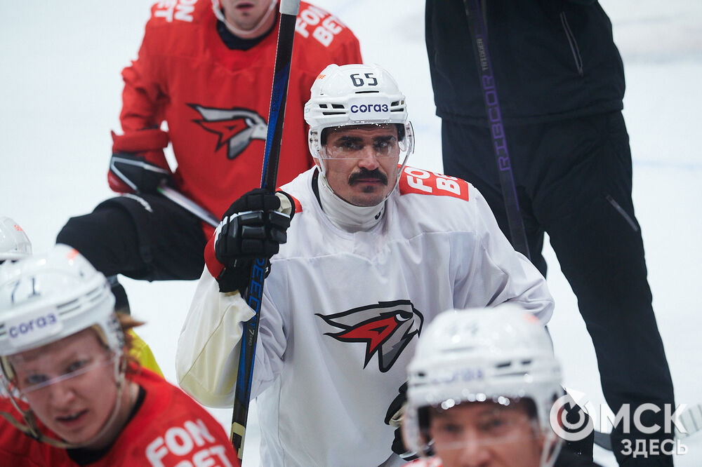 Новый главный тренер ХК "Авангард" Ги Буше прибыл в Омск и провёл первую тренировку с командой. Фото: Илья Петров