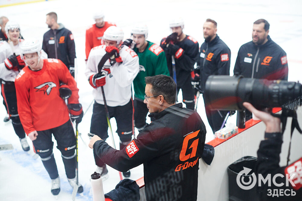 Новый главный тренер ХК "Авангард" Ги Буше прибыл в Омск и провёл первую тренировку с командой. Фото: Илья Петров