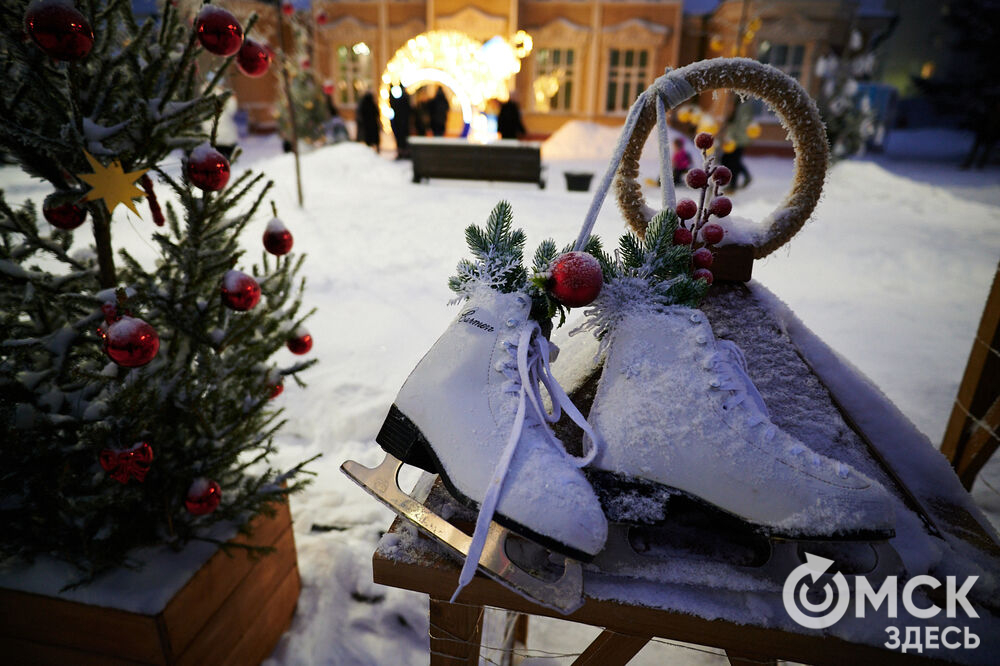 В Омске прошло открытие новогодней локации "Зимний Любинский" (0+). Фото: Илья Петров