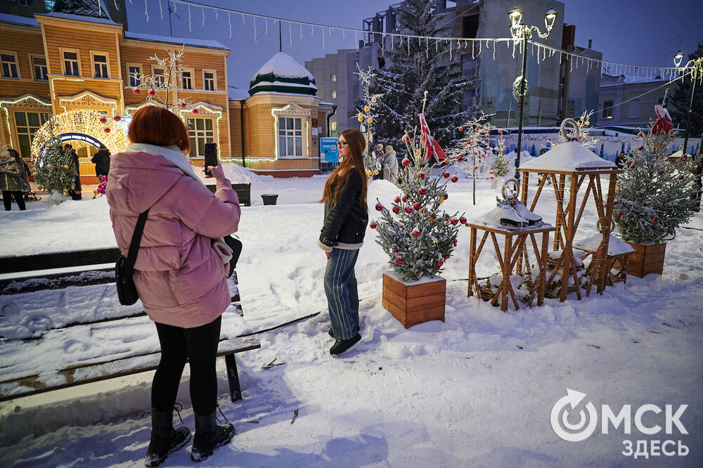 В Омске прошло открытие новогодней локации "Зимний Любинский" (0+). Фото: Илья Петров