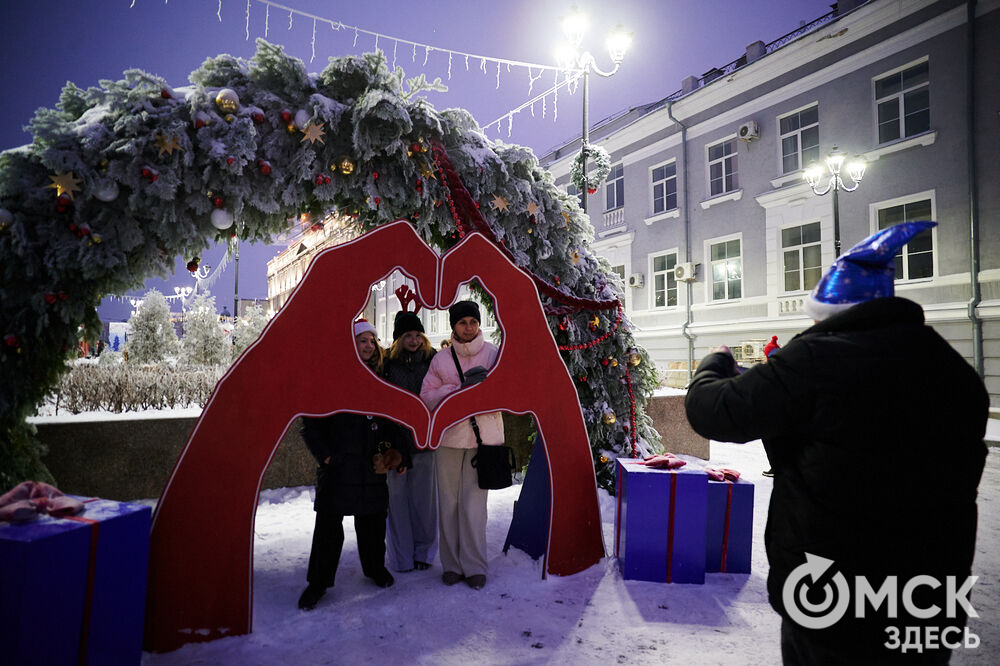 В Омске прошло открытие новогодней локации "Зимний Любинский" (0+). Фото: Илья Петров