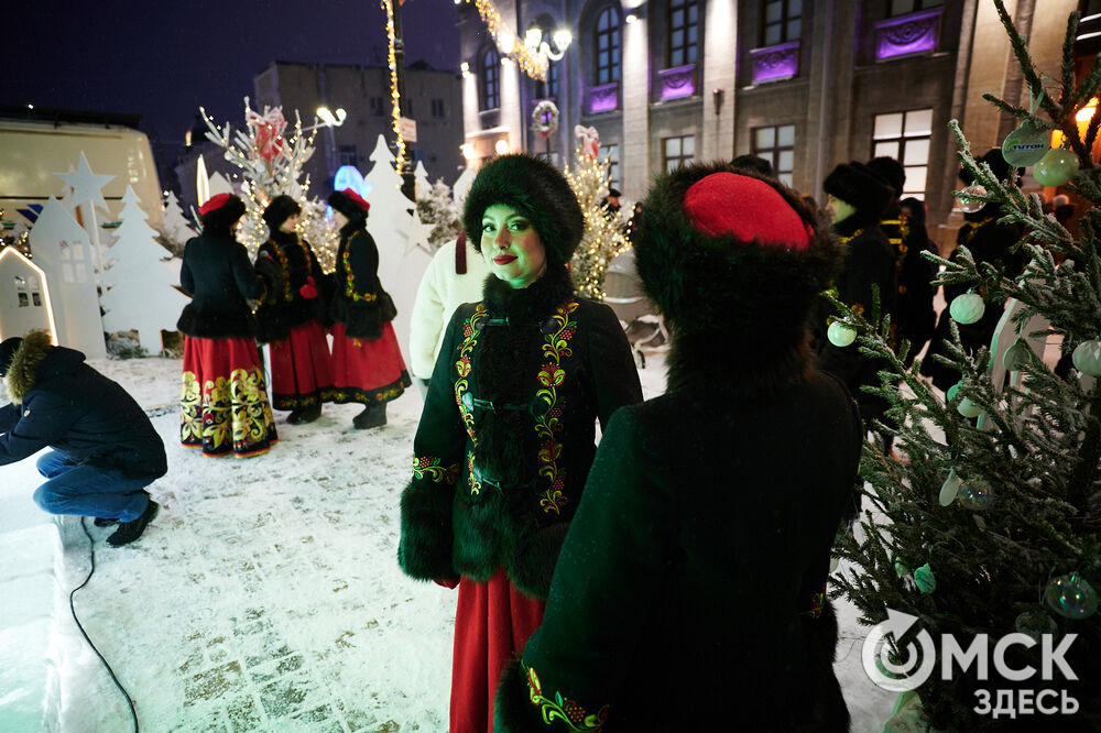 В Омске прошло открытие новогодней локации "Зимний Любинский" (0+). Фото: Илья Петров