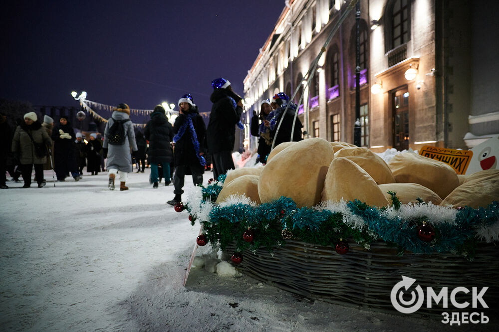 В Омске прошло открытие новогодней локации "Зимний Любинский" (0+). Фото: Илья Петров