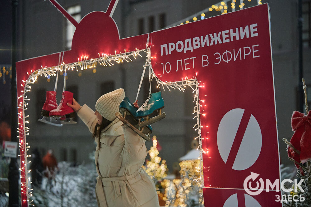 В Омске прошло открытие новогодней локации "Зимний Любинский" (0+). Фото: Илья Петров