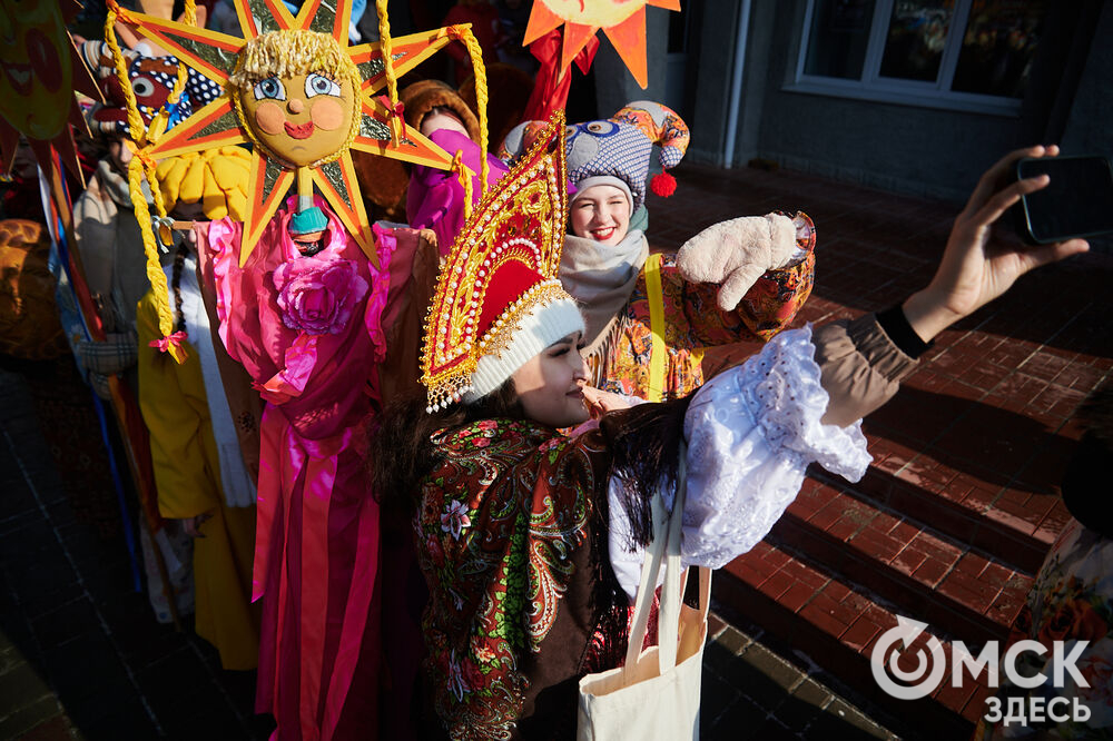 Масленичные гуляния и радостные лица людей. Омичи насладились блинами и весенним солнцем, сжигая чучело и провожая зиму. Фото: Илья Петров