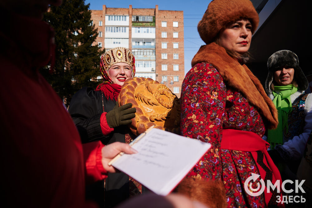 Масленичные гуляния и радостные лица людей. Омичи насладились блинами и весенним солнцем, сжигая чучело и провожая зиму. Фото: Илья Петров