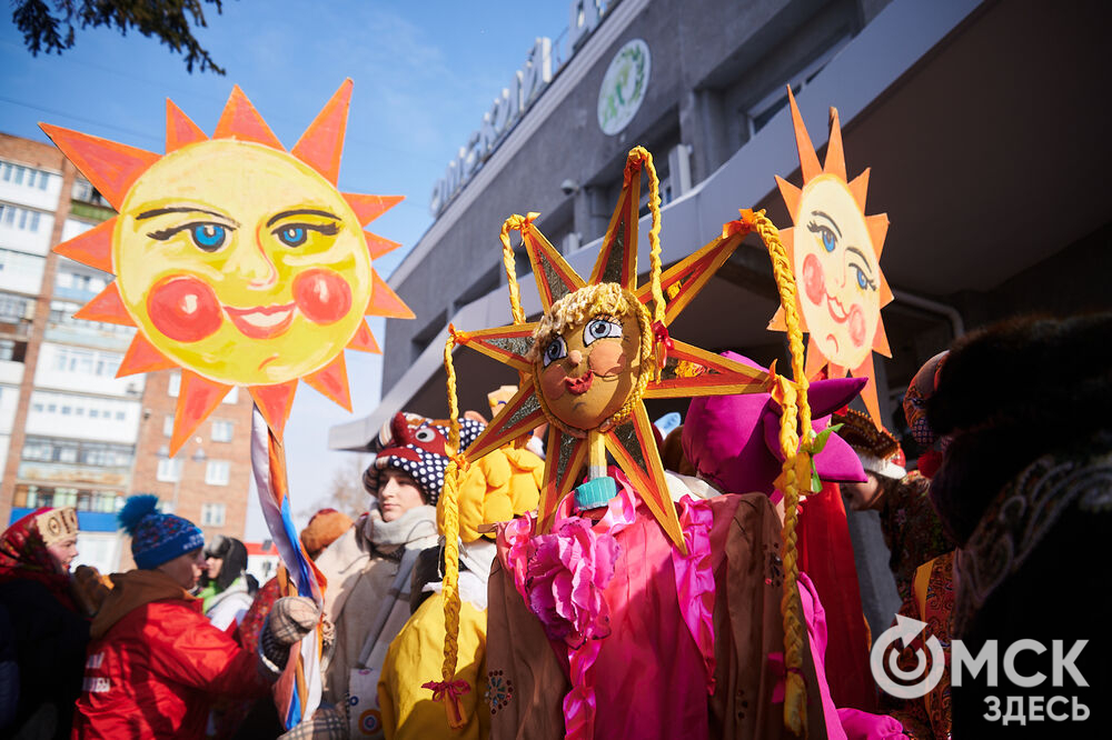 Масленичные гуляния и радостные лица людей. Омичи насладились блинами и весенним солнцем, сжигая чучело и провожая зиму. Фото: Илья Петров