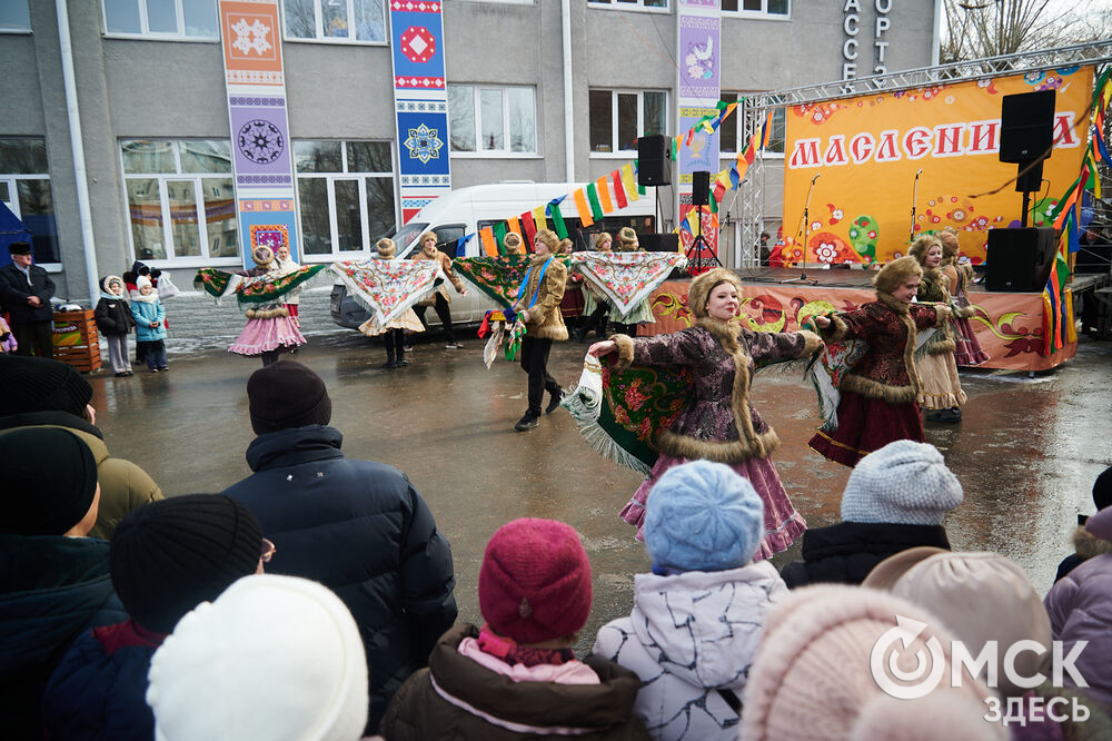 Масленичные гуляния и радостные лица людей. Омичи насладились блинами и весенним солнцем, сжигая чучело и провожая зиму. Фото: Илья Петров