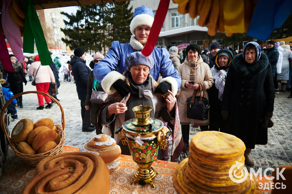 Масленичные гуляния и радостные лица людей. Омичи насладились блинами и весенним солнцем, сжигая чучело и провожая зиму. Фото: Илья Петров