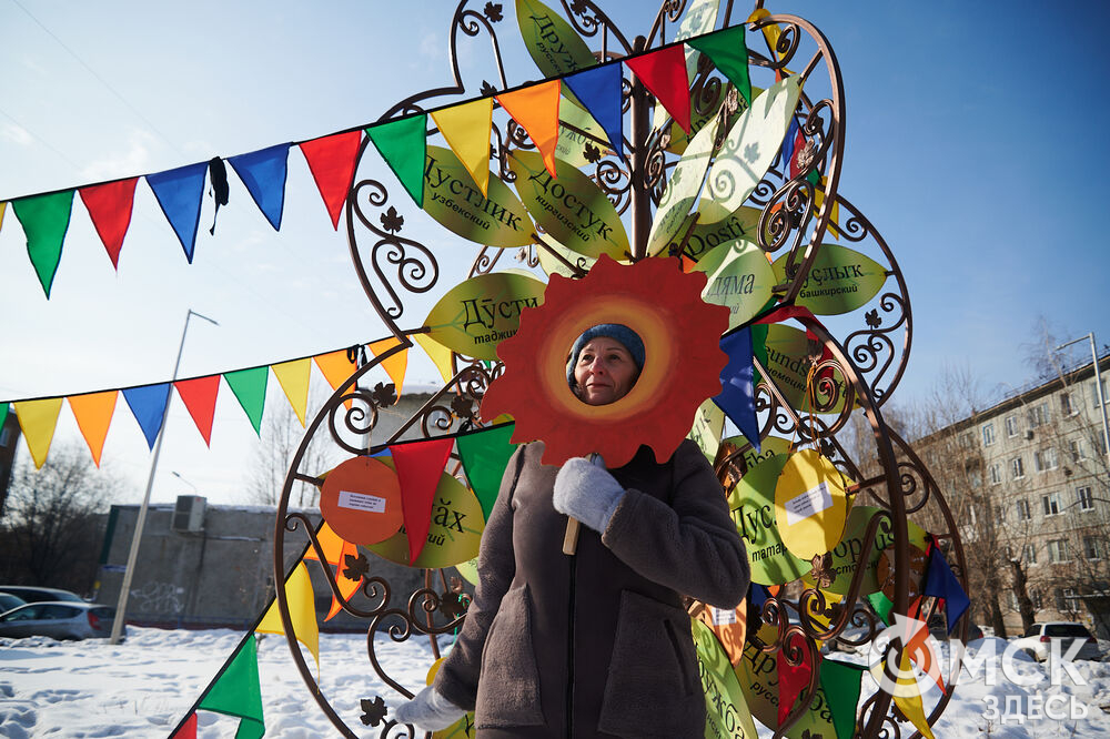 Масленичные гуляния и радостные лица людей. Омичи насладились блинами и весенним солнцем, сжигая чучело и провожая зиму. Фото: Илья Петров