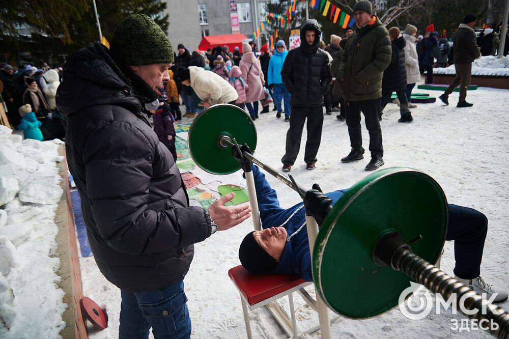 Масленичные гуляния и радостные лица людей. Омичи насладились блинами и весенним солнцем, сжигая чучело и провожая зиму. Фото: Илья Петров