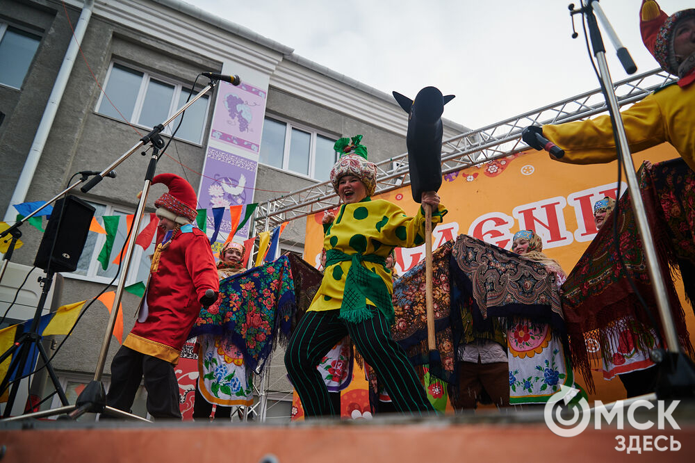 Масленичные гуляния и радостные лица людей. Омичи насладились блинами и весенним солнцем, сжигая чучело и провожая зиму. Фото: Илья Петров