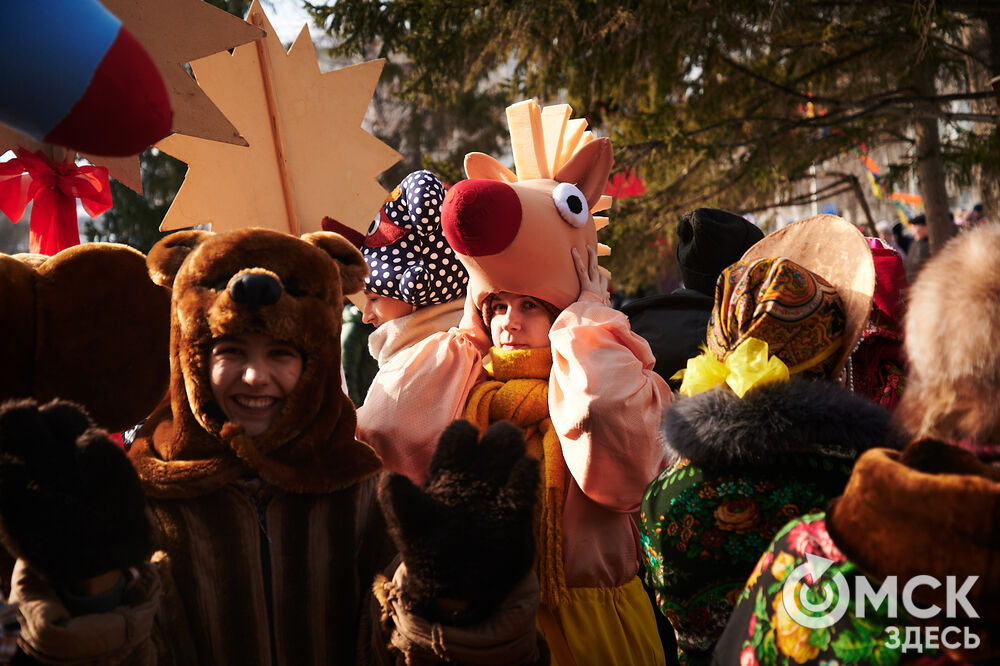 Масленичные гуляния и радостные лица людей. Омичи насладились блинами и весенним солнцем, сжигая чучело и провожая зиму. Фото: Илья Петров