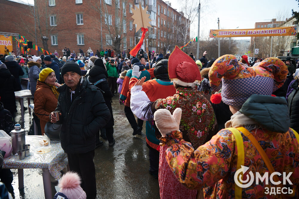 Масленичные гуляния и радостные лица людей. Омичи насладились блинами и весенним солнцем, сжигая чучело и провожая зиму. Фото: Илья Петров