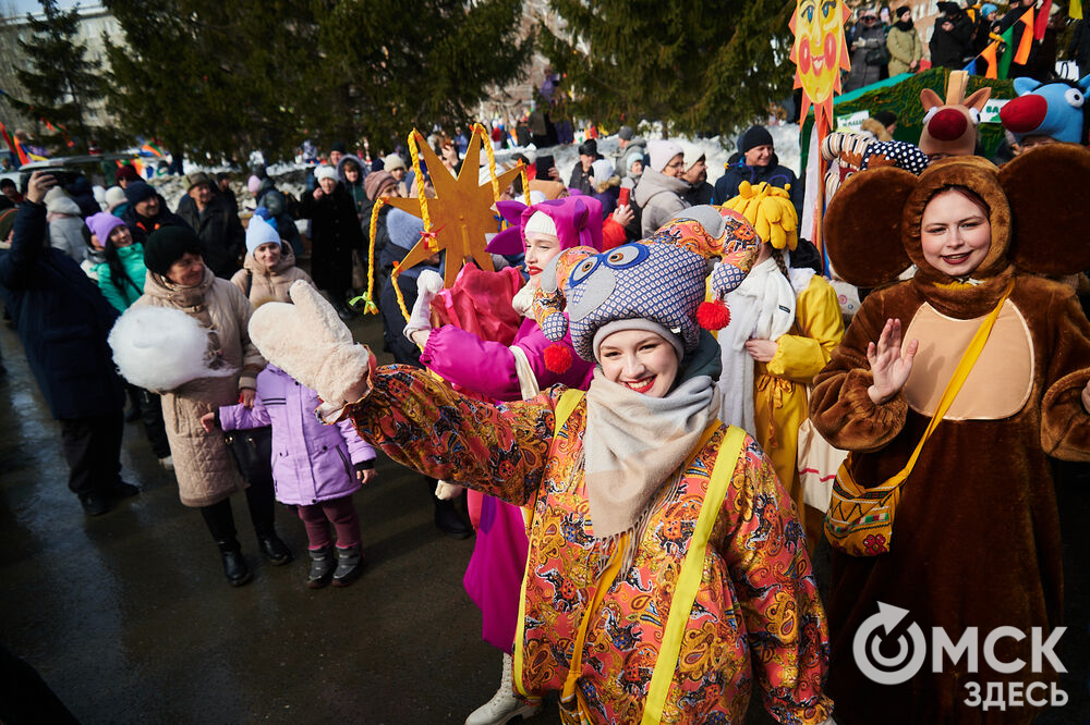 Масленичные гуляния и радостные лица людей. Омичи насладились блинами и весенним солнцем, сжигая чучело и провожая зиму. Фото: Илья Петров