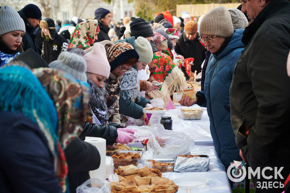 Масленичные гуляния и радостные лица людей. Омичи насладились блинами и весенним солнцем, сжигая чучело и провожая зиму. Фото: Илья Петров