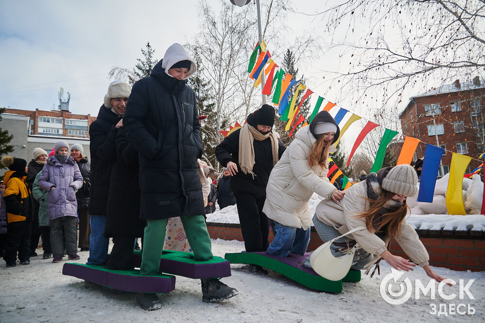 Масленичные гуляния и радостные лица людей. Омичи насладились блинами и весенним солнцем, сжигая чучело и провожая зиму. Фото: Илья Петров