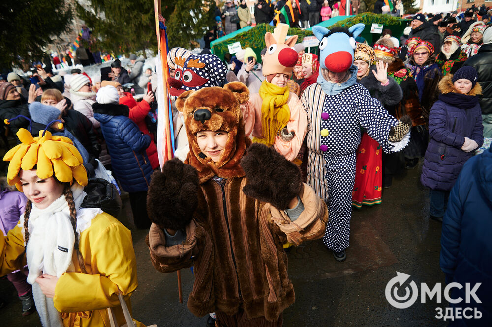 Масленичные гуляния и радостные лица людей. Омичи насладились блинами и весенним солнцем, сжигая чучело и провожая зиму. Фото: Илья Петров