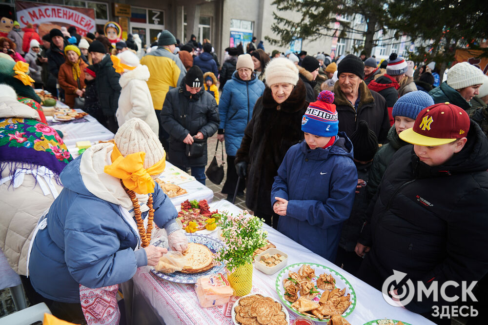Масленичные гуляния и радостные лица людей. Омичи насладились блинами и весенним солнцем, сжигая чучело и провожая зиму. Фото: Илья Петров