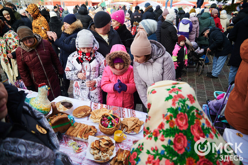 Масленичные гуляния и радостные лица людей. Омичи насладились блинами и весенним солнцем, сжигая чучело и провожая зиму. Фото: Илья Петров