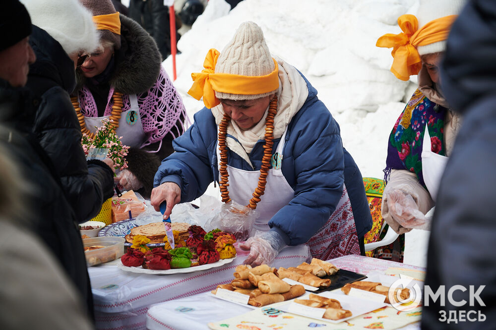 Масленичные гуляния и радостные лица людей. Омичи насладились блинами и весенним солнцем, сжигая чучело и провожая зиму. Фото: Илья Петров