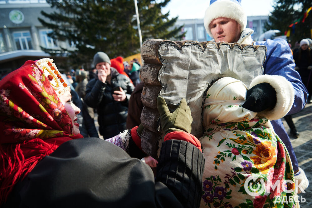 Масленичные гуляния и радостные лица людей. Омичи насладились блинами и весенним солнцем, сжигая чучело и провожая зиму. Фото: Илья Петров