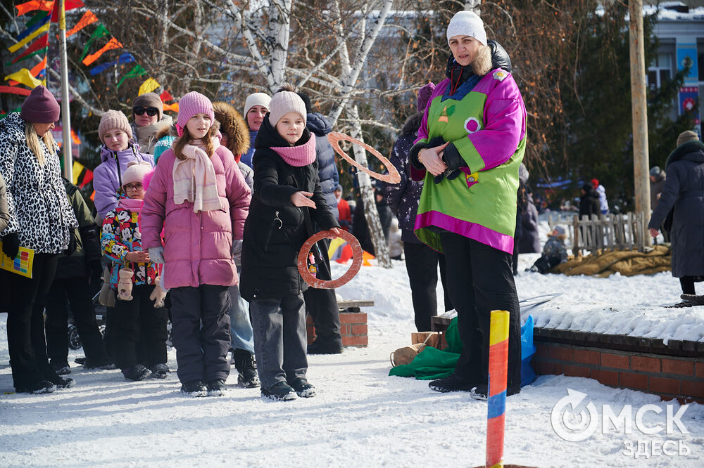 Масленичные гуляния и радостные лица людей. Омичи насладились блинами и весенним солнцем, сжигая чучело и провожая зиму. Фото: Илья Петров