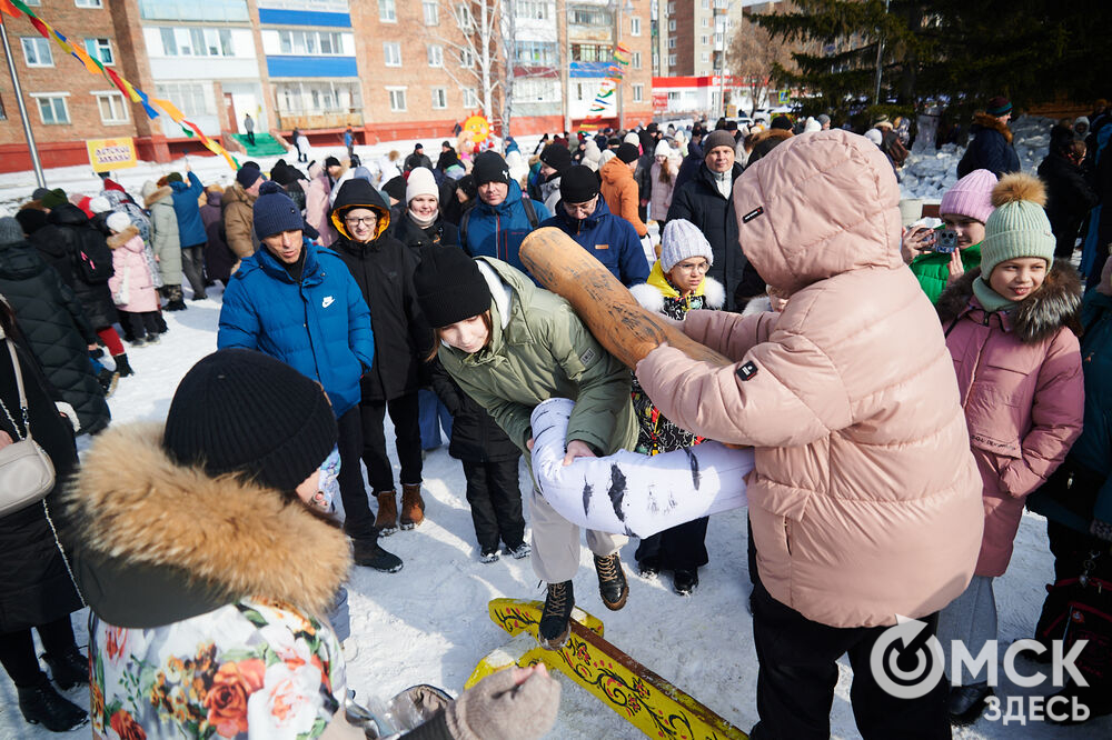 Масленичные гуляния и радостные лица людей. Омичи насладились блинами и весенним солнцем, сжигая чучело и провожая зиму. Фото: Илья Петров