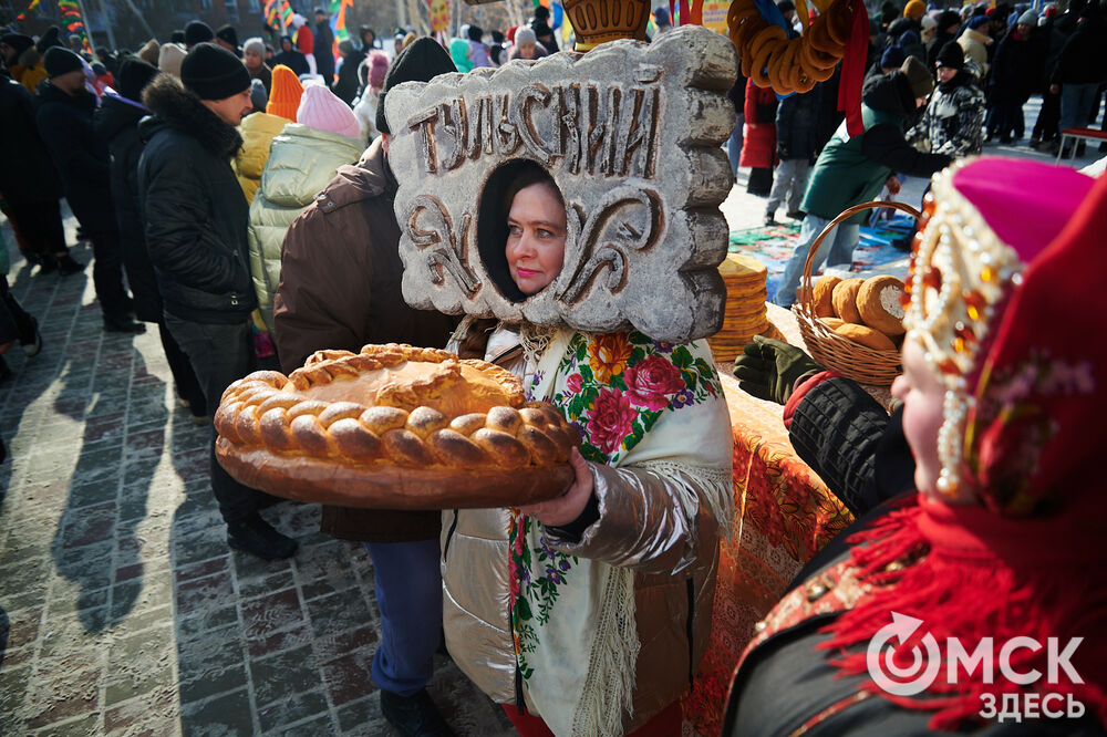 Масленичные гуляния и радостные лица людей. Омичи насладились блинами и весенним солнцем, сжигая чучело и провожая зиму. Фото: Илья Петров