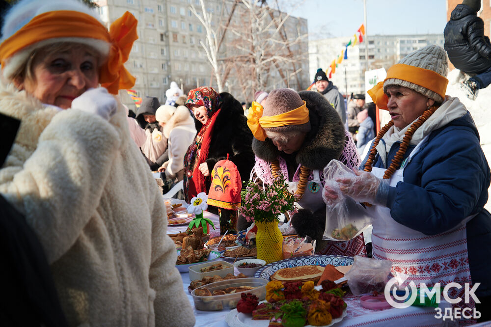Масленичные гуляния и радостные лица людей. Омичи насладились блинами и весенним солнцем, сжигая чучело и провожая зиму. Фото: Илья Петров
