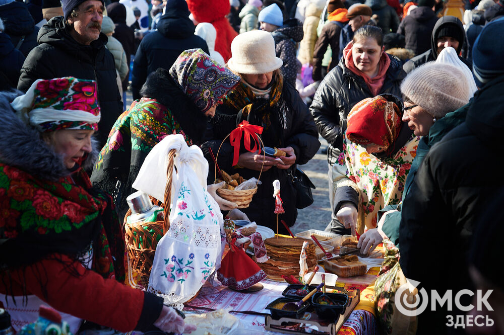 Масленичные гуляния и радостные лица людей. Омичи насладились блинами и весенним солнцем, сжигая чучело и провожая зиму. Фото: Илья Петров