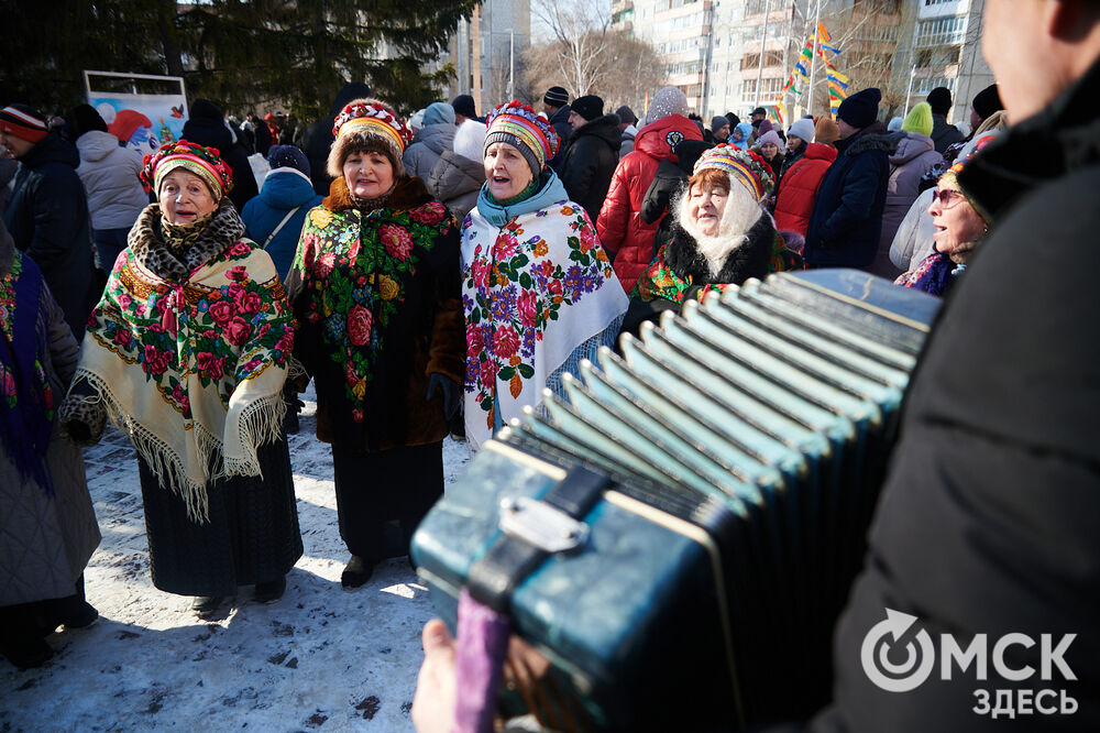Масленичные гуляния и радостные лица людей. Омичи насладились блинами и весенним солнцем, сжигая чучело и провожая зиму. Фото: Илья Петров
