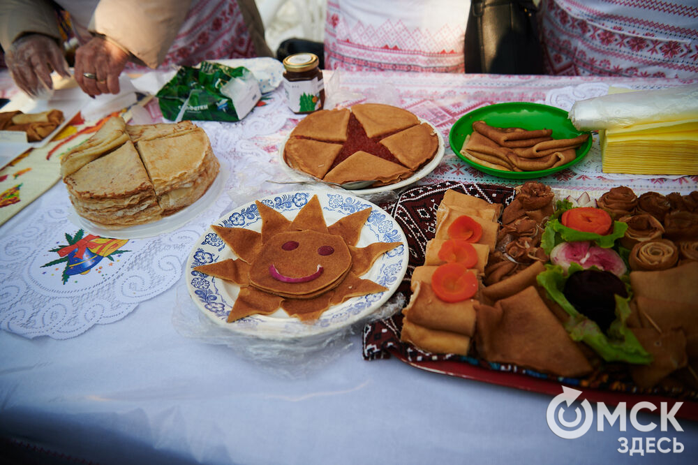 Масленичные гуляния и радостные лица людей. Омичи насладились блинами и весенним солнцем, сжигая чучело и провожая зиму. Фото: Илья Петров